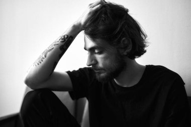 Sakallı genç adam.