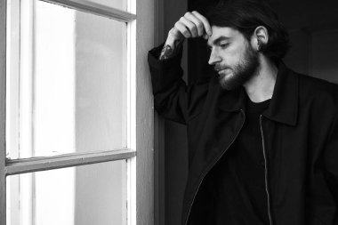 Siyah beyaz şapkalı genç adam.