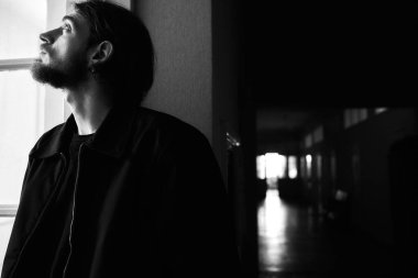 siyah deri ceketli genç çocuk