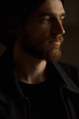 Siyah gömlekli yakışıklı genç adamın portresini kapat..