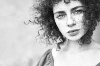 Kıvırcık saçlı güzel bir kadın..