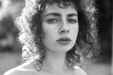 güzel kız açık havada poz