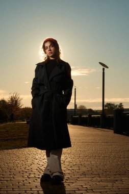 Şapkalı güzel bir genç kadının portresi.