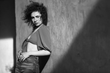 Duvarın arkasında genç bir kız