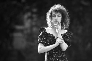 Parktaki Genç Kadın