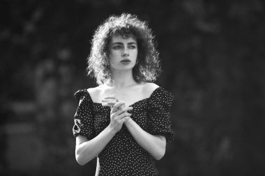 Doğada bir fincan kahveyle güzel bir kadın.