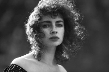 Kıvırcık saçlı güzel bir kadının portresi.