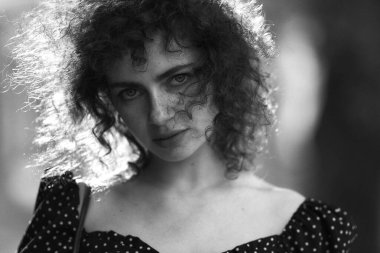 siyah elbiseli genç kız