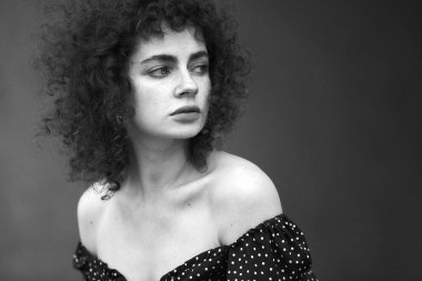 kıvırcık saç modeli ile güzel bir kadın