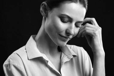 Siyah elbiseli kadın stüdyo portresi yapıyor.