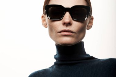 Siyah dudaklı, güneş gözlüklü güzel bir kadının portresi.