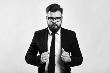 Ciddi yüzlü iş adamı