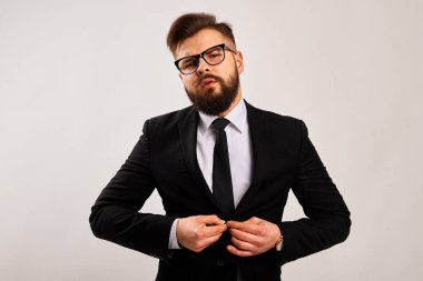 Beyaz gömlekli, gözlüklü ve papyonlu sakallı iş adamı.