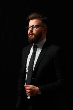 Siyah takım elbiseli yakışıklı iş adamının portresi.