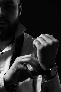 Şık kravatı ve şık takım elbisesi olan resmi giysili yakışıklı bir adam.