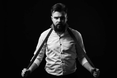 Stüdyoda sakallı ve bıyıklı bir adam. Sakallı kendine güvenen adam.