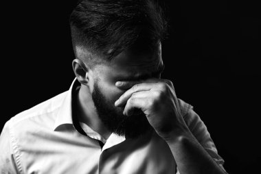 Beyaz gömlekli sakallı adam