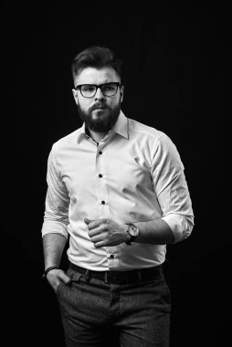 Resmi giyinmiş kendine güvenen sakallı adam..