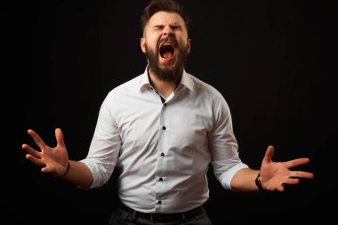 Genç işadamı bağırıyor ve bağırıyor