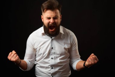 Kızgın adam kameraya bağırıyor, stüdyo çekimi.