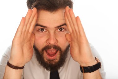 Adam şaşırdı ve şaşırdı. Sakallı adam şaşırdı. Şaşırmış sakallı adam.