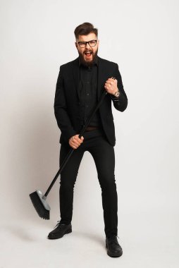 Siyah ceketli yakışıklı genç adam elinde kürek tutuyordu.