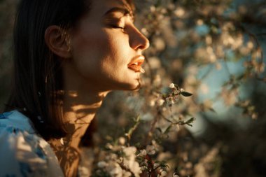 Parktaki Güzel Kadın