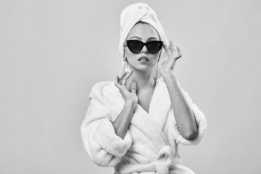 Bornozlu kız ve kafasında havlu, bornoz