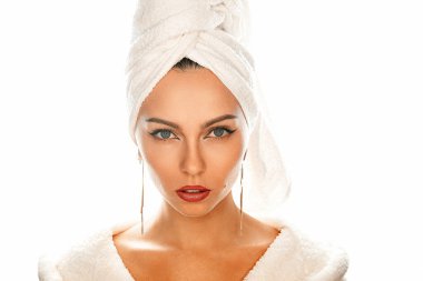 Kafasında havlu olan güzel bir kadın.