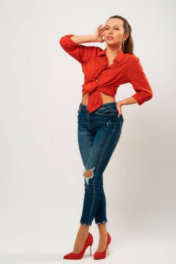 Güzel bir genç kadının portresi.