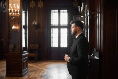 siyah ceketli genç adam