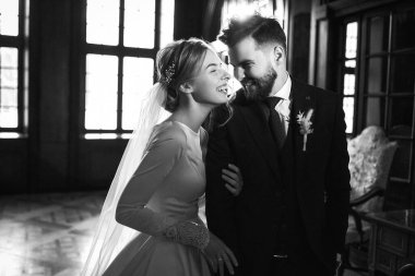 Genç çift bir otel odasında birbirine aşık.