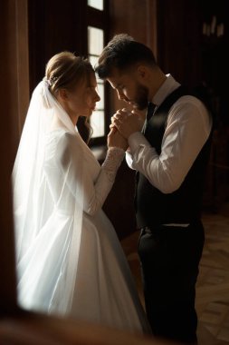 Güzel genç çift düğün gününde poz veriyor..