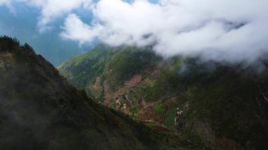 Yangtze Nehri 'nin Üç Boğaz güzelliğinin havadan görünüşü