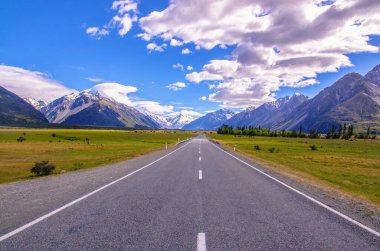Yeni Zelanda 'daki Cook Dağı yolunun doğal manzara fotoğrafı.