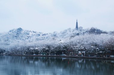 Karlı arazide güneş ışığının yüksek çözünürlüklü fotoğrafı
