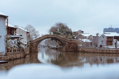 Karlı arazide güneş ışığının yüksek çözünürlüklü fotoğrafı