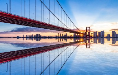 Wuhan Yingwuzhou Yangtze Nehri Köprüsü 'nün manzarası