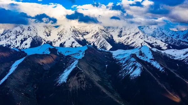 Kış karı dağları manzaralı fotoğrafçılıkla kapladı.