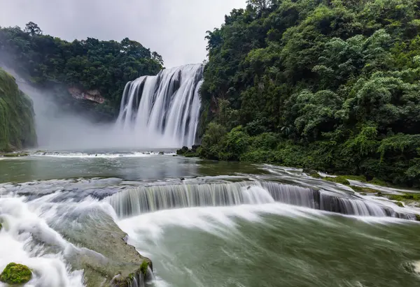 Guizhou 'daki Huangguoshu Şelalesi manzarası