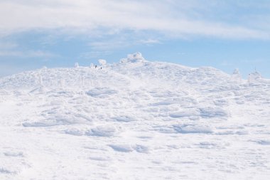 Parlak Mavi Gökyüzü Altında Uçsuz bucaksız Karlı Manzara