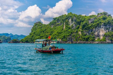 Vietnam Halong Körfezi Karst Kireçtaşı oluşumları Mavi Gök altında