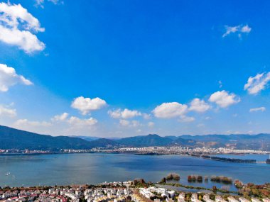 Temiz Mavi Gök 'e Karşı Beyaz Bulutları Yansıtan Bakir Göl