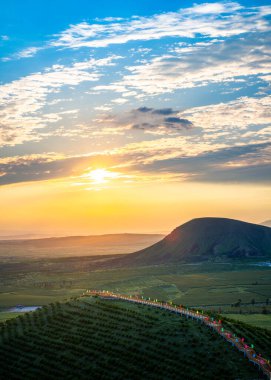 Loess Platosu 'ndaki sönmüş Volkan Kümesinin Panoramik Görünümü