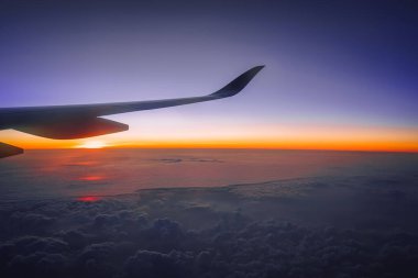 Şafakta Atmosferik Uçuşta Uçak Penceresinden Bulutlar Denizi 'nin Üzerinde Gün Doğumu