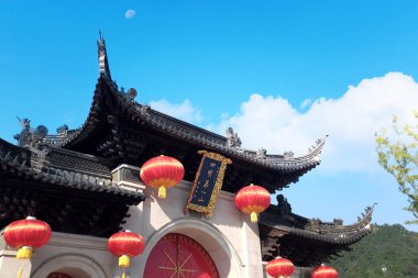 Ningbo 'daki Siming Dağı' nın çiçek açan Flora ile manzarası