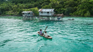 Malezya Bajau Deniz Göçebelerinin Kültürel Portresi Yaşam Tarzı ve Geleneksel Kano Sahnesi