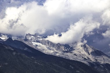 Görkemli Karlı Dağ Dağları Temiz Mavi Gök Altında El değmemiş Vahşi Doğanın Fotoğrafçılığında