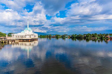 Malezya Şehri yakınlarındaki Zümrüt Yeşil Sarawak Nehri Su Yansımasını Temizle