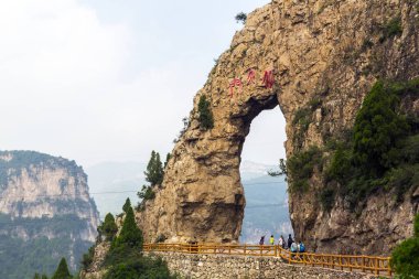 Tianmen, Taihang Grand Canyon 'dan geçiyor Dramatik Uçurum Kapısı Manzara Fotoğrafçılığı